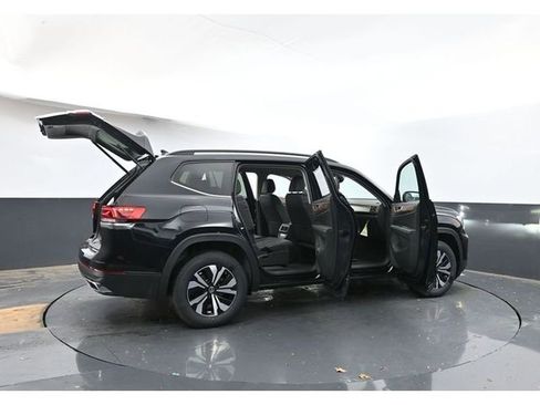 Used 2025 Volkswagen Atlas SE image 41