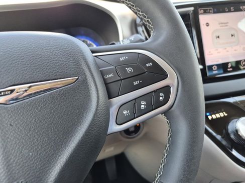 Used 2024 Chrysler Pacifica Touring-L FWD image 21