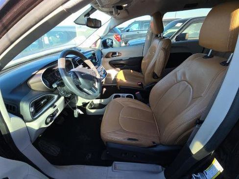 Used 2017 Chrysler Pacifica Touring w/ Tire & Wheel Group image 8