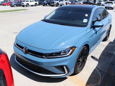 Used 2025 Volkswagen Jetta SE image 4