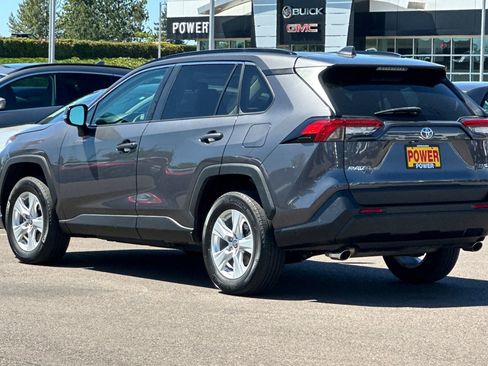 Used 2021 Toyota RAV4 XLE w/ Convenience Package FWD image 6