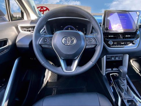 Certified 2024 Toyota Corolla Cross XLE image 5
