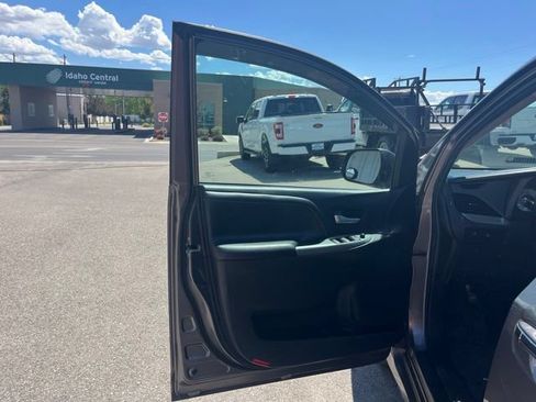 Used 2017 Toyota Sienna SE Premium FWD image 26