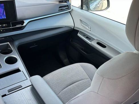 Certified 2025 Toyota Sienna LE FWD image 20
