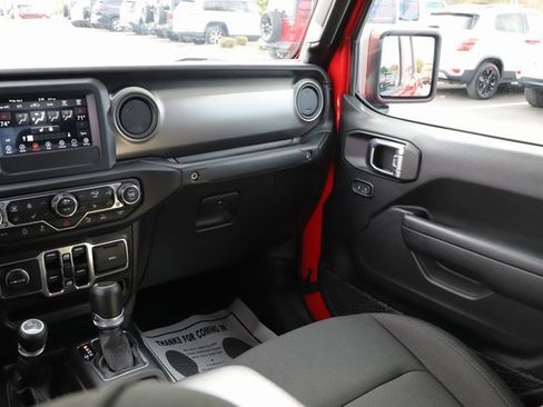 Used 2023 Jeep Gladiator Willys image 25
