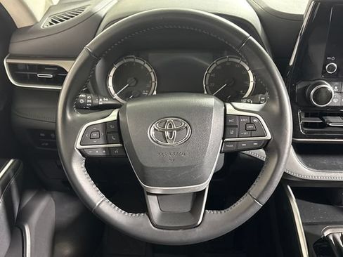Used 2023 Toyota Highlander LE AWD/4WD image 25
