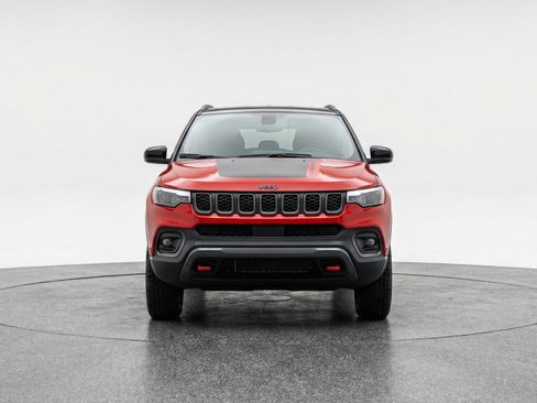 Used 2025 Jeep Compass Trailhawk image 2