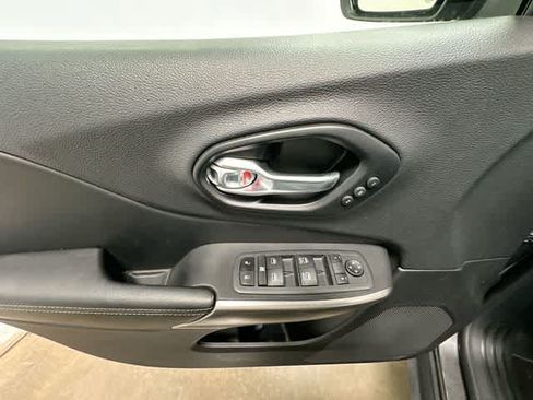 Used 2022 Jeep Cherokee Limited AWD/4WD image 19