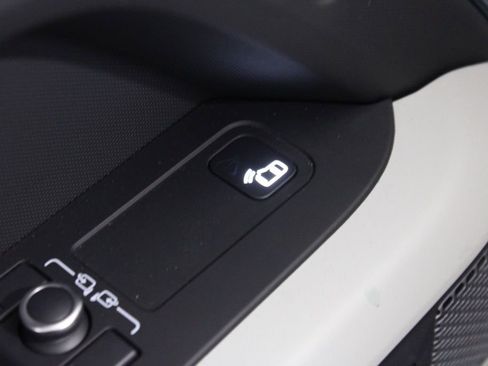 Used 2022 Land Rover Defender 90 X-Dynamic S image 9