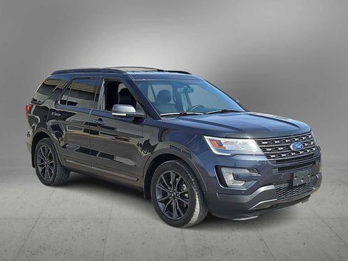 Used 2017 Ford Explorer XLT w/ Equipment Group 202A image 2
