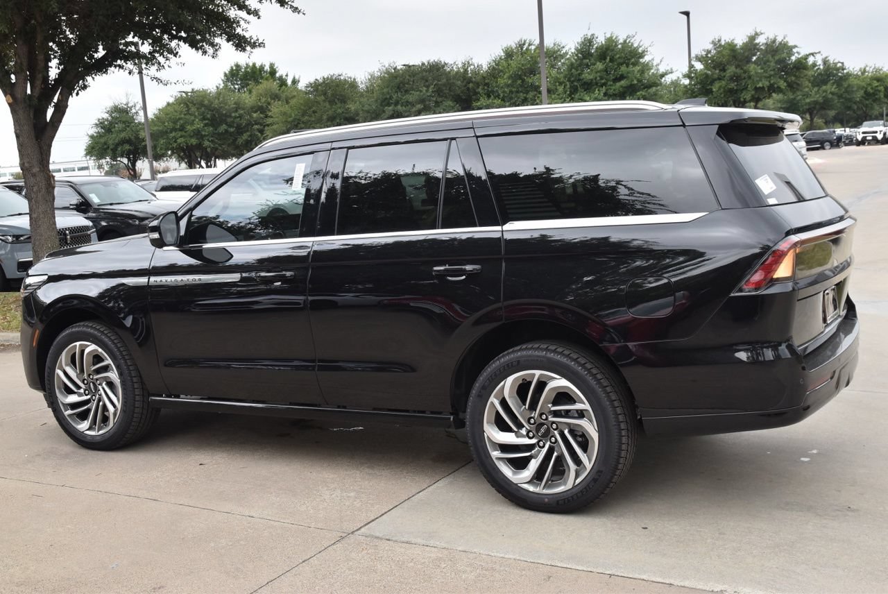 New 2027 Lincoln Navigator Reserve AWD/4WD image 10