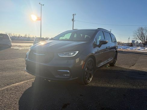 Used 2022 Chrysler Pacifica Limited AWD/4WD image 11