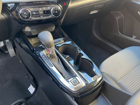 Used 2025 Chevrolet Trax LT image 40