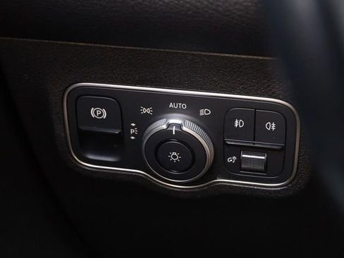 Used 2023 Mercedes-Benz GLB 250 4MATIC w/ Premium Package image 23