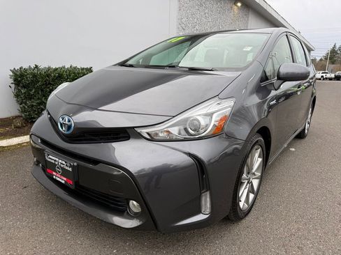 Used 2017 Toyota Prius V Five image 4