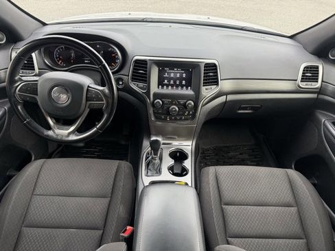 Used 2020 Jeep Grand Cherokee Laredo image 3