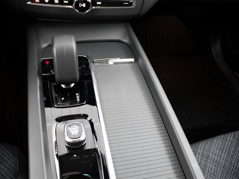 Certified 2025 Volvo XC60 B5 Core w/ Protection Package Premier image 24