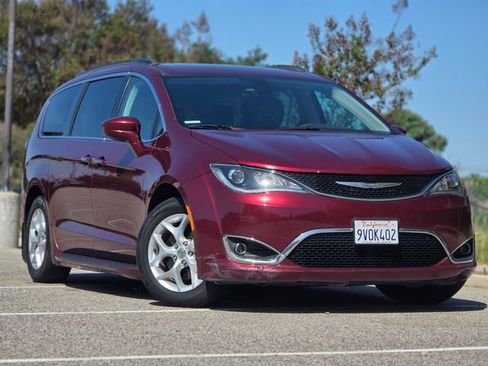 Used 2018 Chrysler Pacifica Touring Plus w/ Tire & Wheel Group image 1