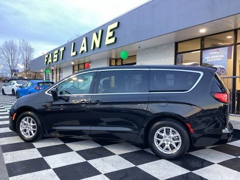 Used 2023 Chrysler Voyager LX image 4