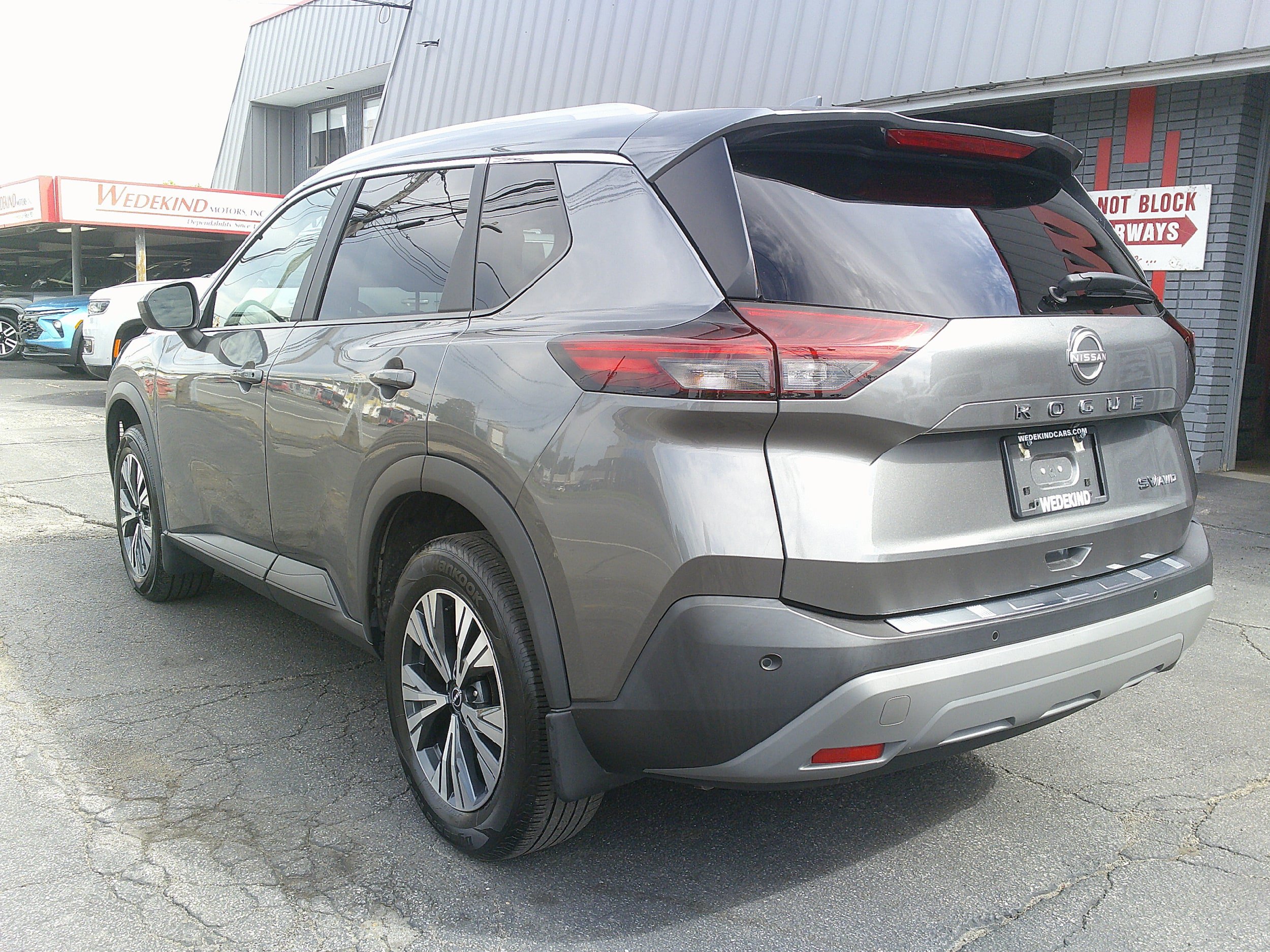 Used 2023 Nissan Rogue SV w/ SV Premium B Package AWD/4WD image 3