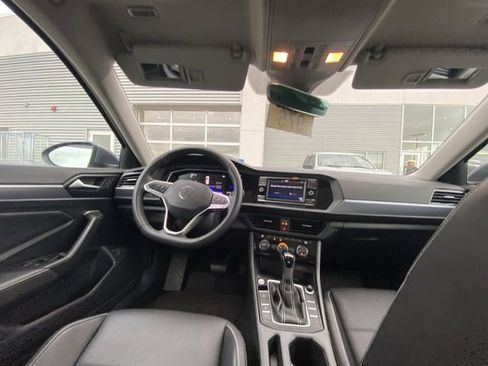 Used 2024 Volkswagen Jetta SE FWD image 5