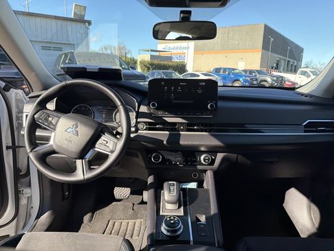Used 2024 Mitsubishi Outlander FWD image 11