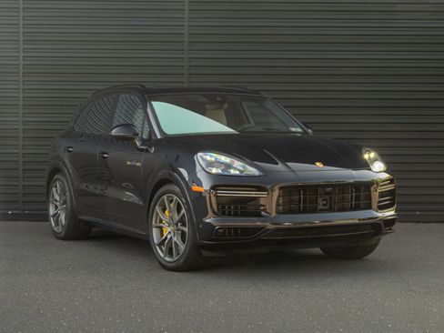 Certified 2023 Porsche Cayenne Turbo S AWD/4WD image 10