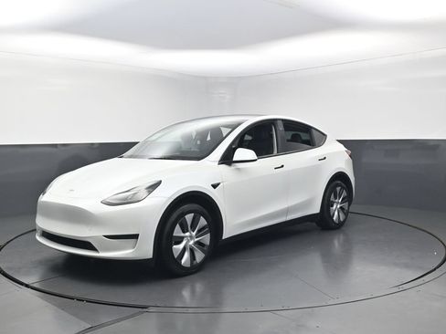 Used 2024 Tesla Model Y 2WD image 2