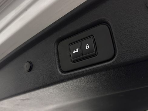 Used 2025 Nissan Pathfinder SV FWD image 30