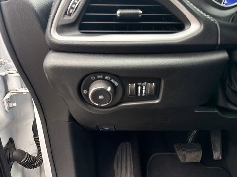 Used 2024 Chrysler Pacifica Touring FWD image 14
