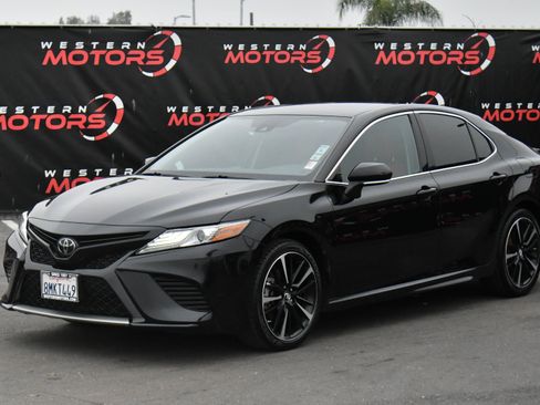 Used 2019 Toyota Camry XSE image 3