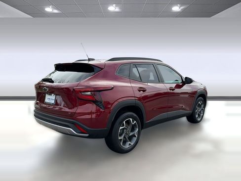 Certified 2025 Chevrolet Trax LT w/ Sunroof Package FWD image 8