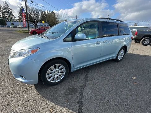 Used 2017 Toyota Sienna XLE Premium AWD/4WD image 6