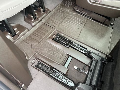Used 2022 GMC Yukon SLT w/ SLT Premium Package RWD image 29