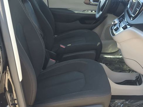 Used 2022 Chrysler Voyager LX FWD image 21