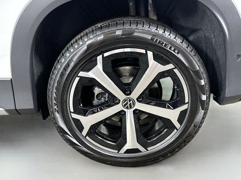 Used 2025 Volkswagen Tiguan SE image 29