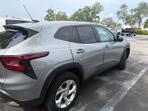 Used 2024 Chevrolet Trax LS w/ LS Convenience Package FWD image 10