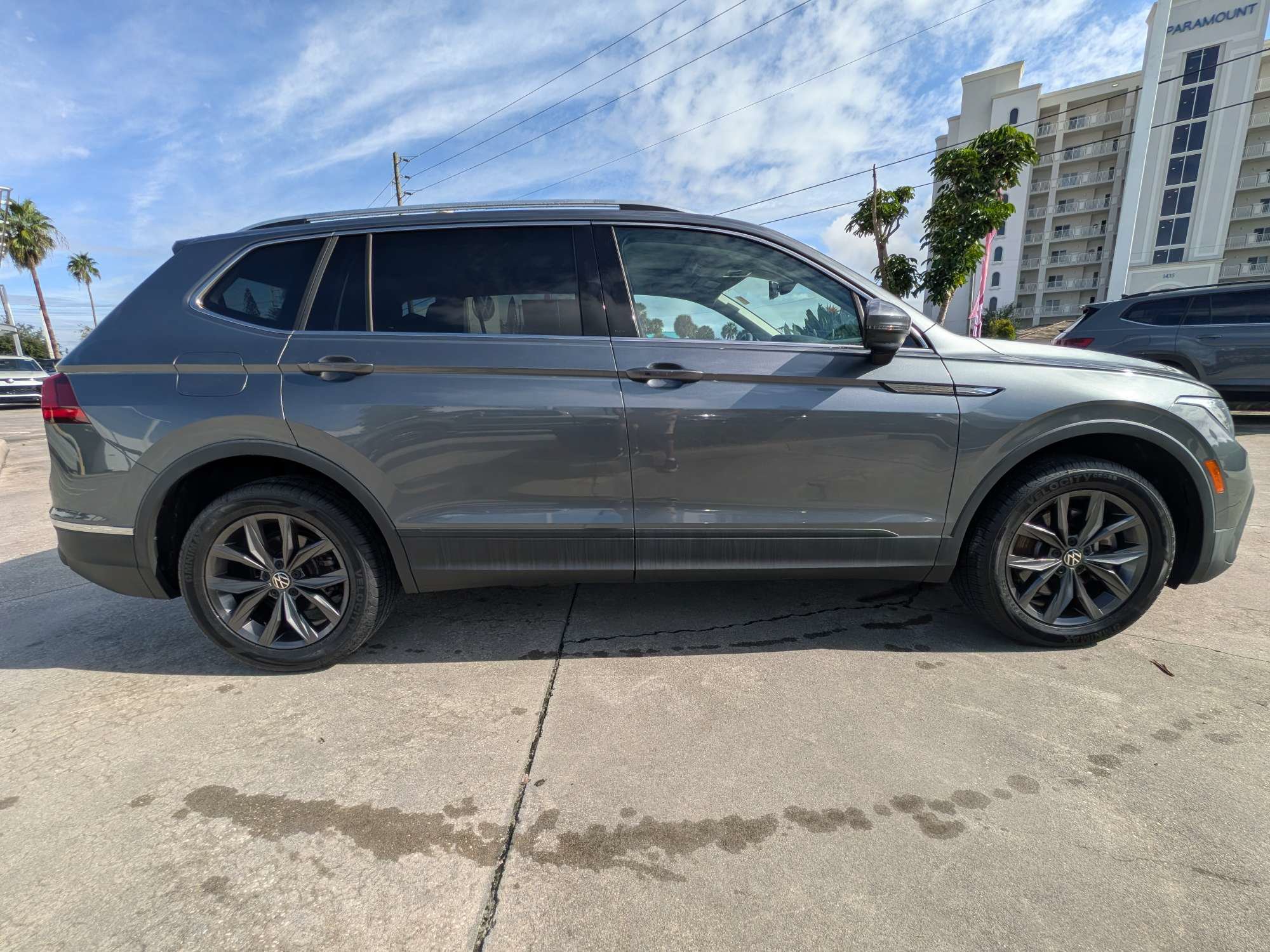 Used 2022 Volkswagen Tiguan SE FWD image 2