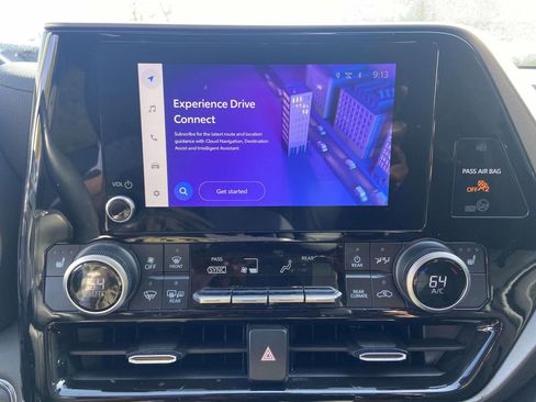 Used 2023 Toyota Highlander XLE FWD image 25