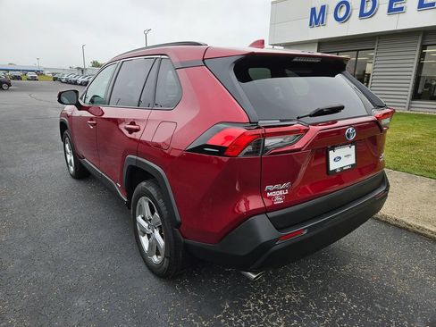 Used 2021 Toyota RAV4 XLE Premium AWD/4WD image 8