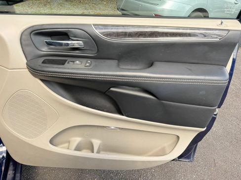 Used 2016 Chrysler Town & Country Touring FWD image 27