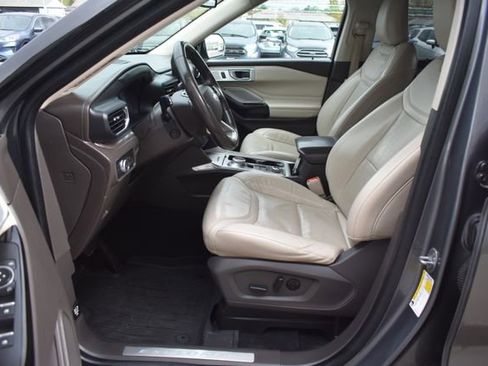 Used 2022 Ford Explorer Platinum w/ Equipment Group 601A AWD/4WD image 19