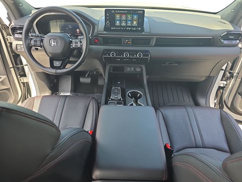 Used 2025 Honda Pilot Black Edition image 9