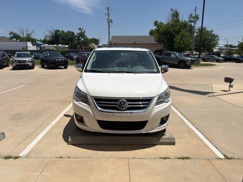 Used 2009 Volkswagen Routan SEL Premium FWD image 2