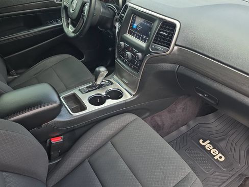 Used 2018 Jeep Grand Cherokee Laredo AWD/4WD image 16