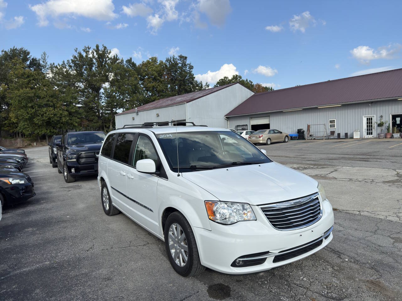 Used 2014 Chrysler Town & Country Touring FWD image 5