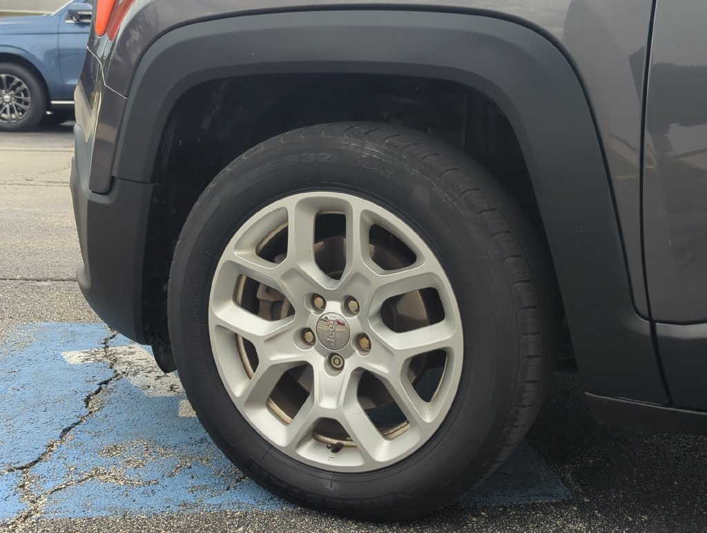 Used 2018 Jeep Renegade Latitude FWD image 9