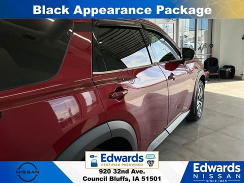 Used 2023 Nissan Pathfinder SL w/ Black Appearance Package AWD/4WD image 8