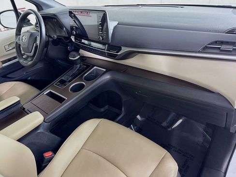 Certified 2021 Toyota Sienna XLE FWD image 35