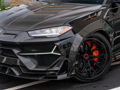 Used 2022 Lamborghini Urus AWD/4WD image 3